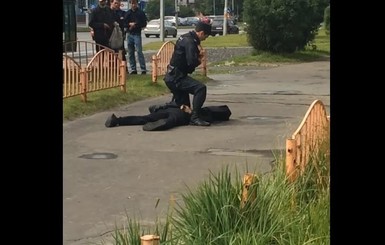 В российском Сургуте мужчина устроил резню на улице
