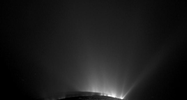 Появились снимки солнечного затмения на Сатурне