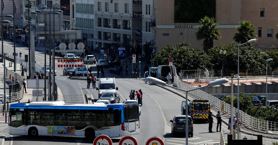 В Марселе автомобиль протаранил автобусную остановку, опубликованы фото и видео