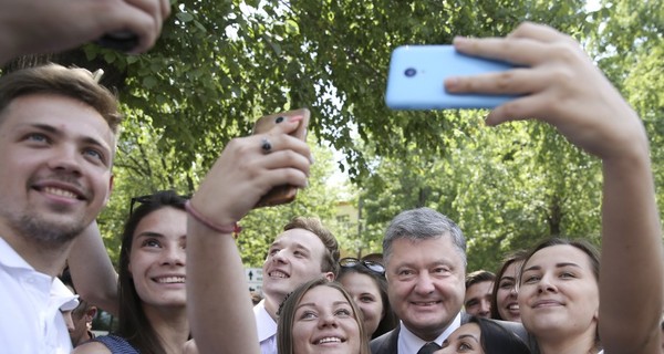 Порошенко в Кропивницком сравнил День независимости с Рождеством и Пасхой