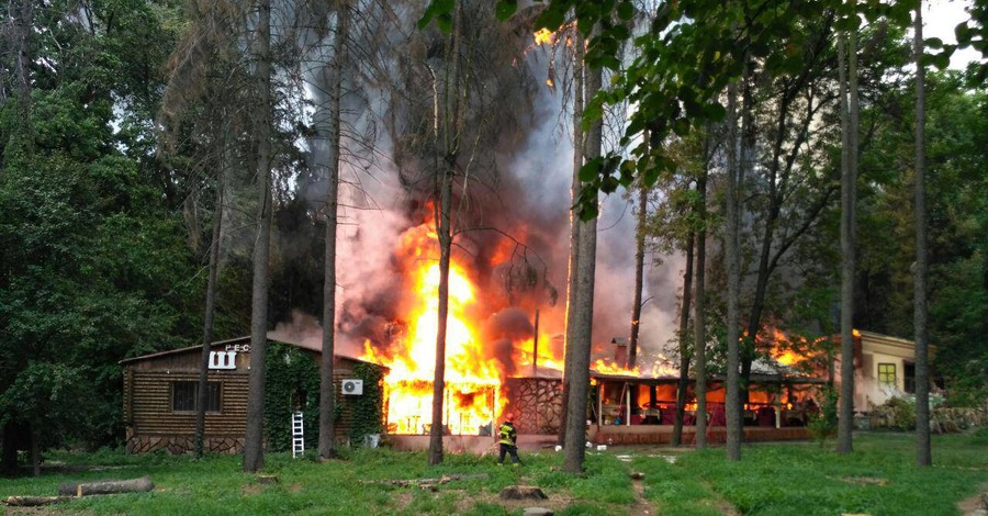 На проспекте Победы в Киеве горит ресторан