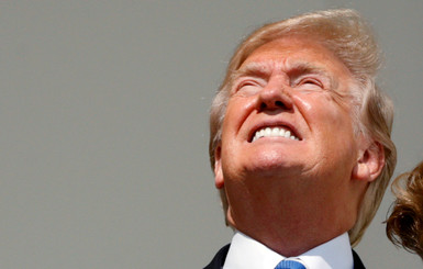 В СМИ и соцсетях шутят над Трампом, который смотрел солнечное затмение без очков