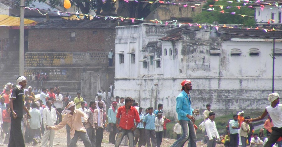 В Индии прошел фестиваль метания камней, пострадали 462 человека