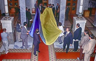 Украина отмечает День флага: 27 лет назад его внесли в парламент под песню 
