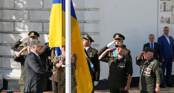 Флаг Украины на Софийской площади подняли пятеро военнослужащих