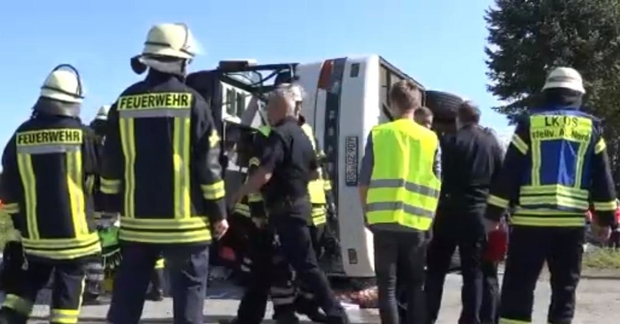 В Германии перевернулся автобус с иностранцами, пострадали более 40 человек