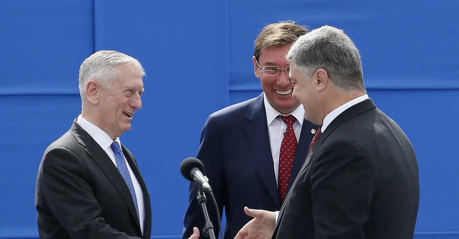 У Луценко рассказали, о чем генпрокурор шептался на параде с главой Пентагона