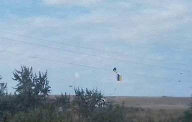 В Коктебеле вывесили флаг Украины и желто-голубые шары