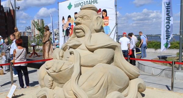 В одном из парков Днепра выросли гигантские скульптуры из песка 