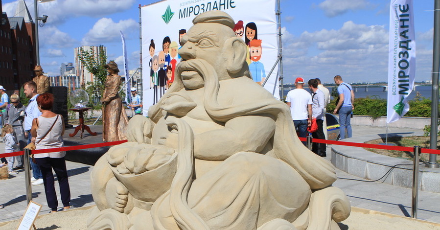 В одном из парков Днепра выросли гигантские скульптуры из песка 
