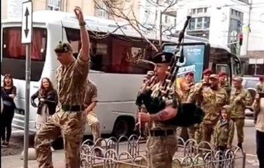 В Центре Киева английские военные танцуют под волынку