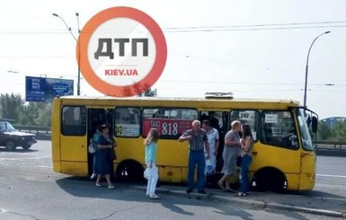 В Киеве у маршрутки на ходу отвалились колеса