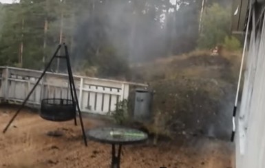 В Норвегии мужчина снял на видео, как рядом с ним ударила молния