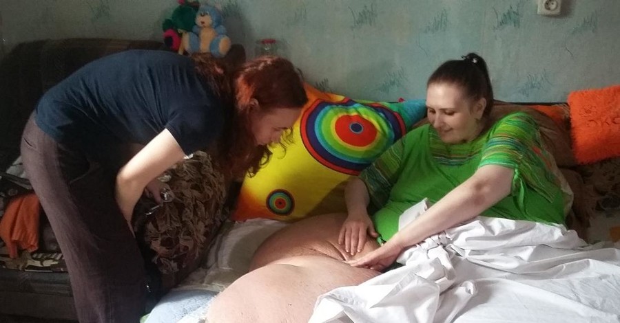  У украинки весом  350 кг нет денег,  чтобы добраться до больницы