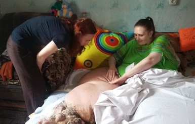  У украинки весом  350 кг нет денег,  чтобы добраться до больницы