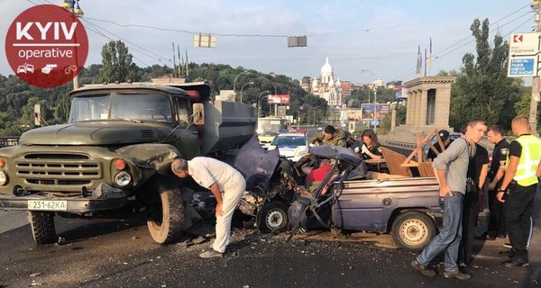 На мосту Патона в Киеве столкнулись полный оружия ВАЗ и грузовик