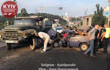 На мосту Патона в Киеве столкнулись полный оружия ВАЗ и грузовик