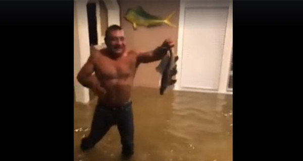 Техасец в комнате своего затопленного дома выловил руками рыбу 