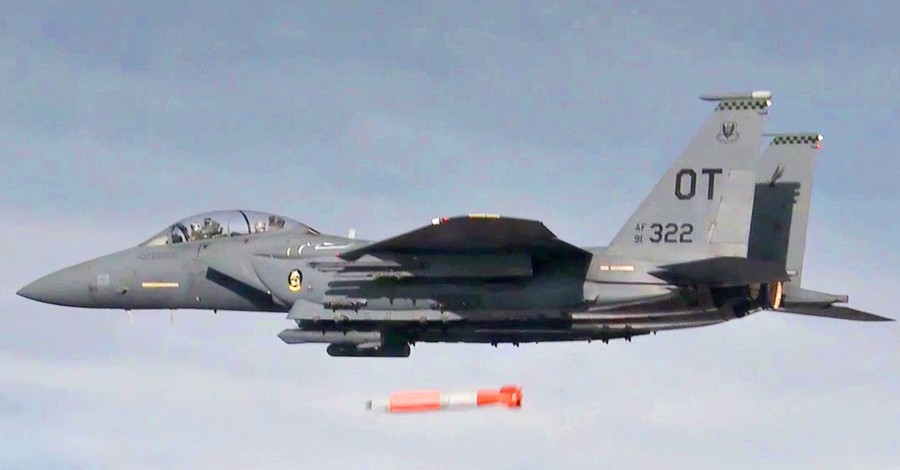 В США испытали ядерные бомбы, сбросив их с истребителя F-15