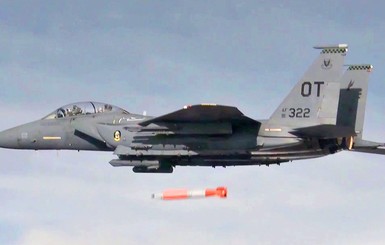 В США испытали ядерные бомбы, сбросив их с истребителя F-15