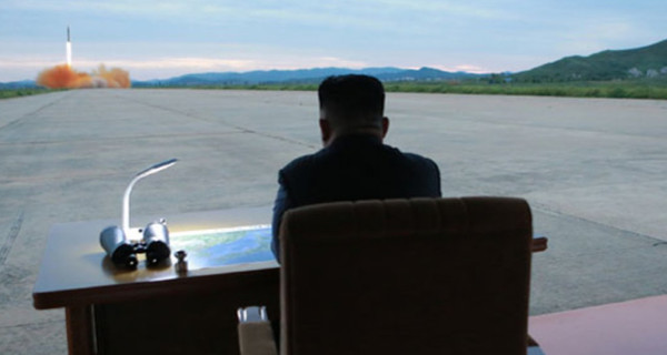 Опубликованы фото, как Ким Чен Ын запускал ракету в сторону Японии