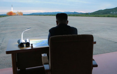 Опубликованы фото, как Ким Чен Ын запускал ракету в сторону Японии