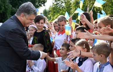 Порошенко призвал львовские школы помочь школам Донбасса