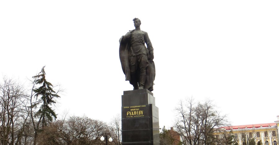В Харькове эксгумируют останки большевика Руднева с площади Небесной сотни