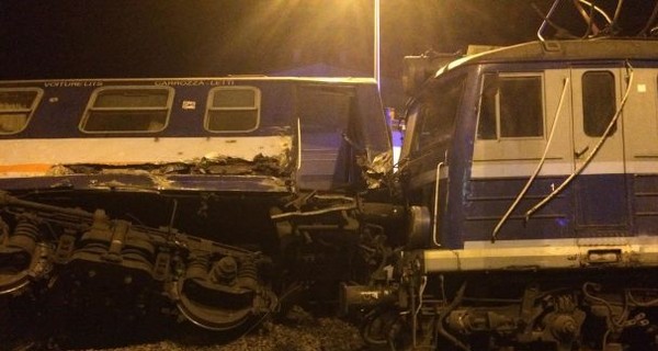 В Польше пассажирский поезд врезался в грузовой, десятки пострадавших