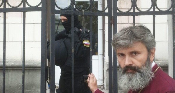 Из храма Киевского патриархата в Симферополе вывезли иконы, ковры и посуду 