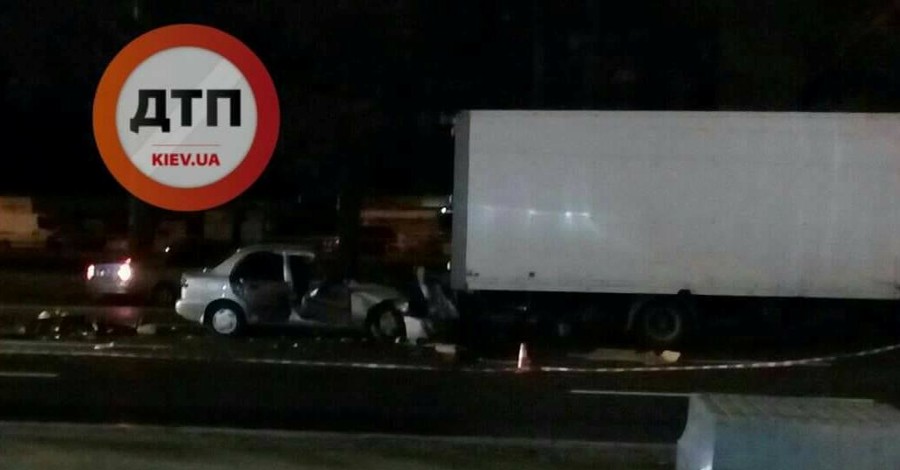 В Киеве легковушка протаранила грузовик, погибли двое