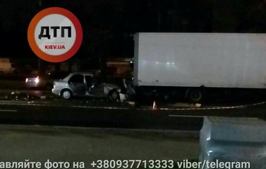 В Киеве легковушка протаранила грузовик, погибли двое