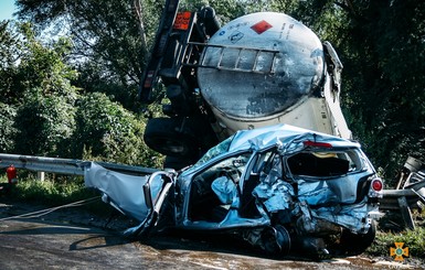 В Тернополе 30-тонный грузовик с соляркой протаранил легковушки и опрокинулся