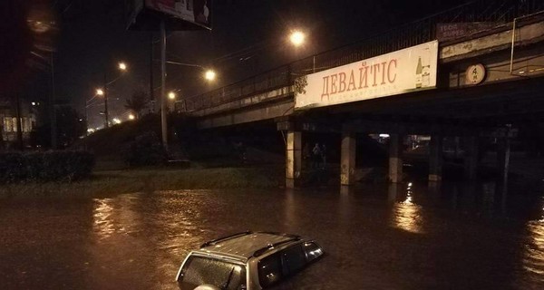 Ивано-Франковск затопило сильнейшим ливнем с градом