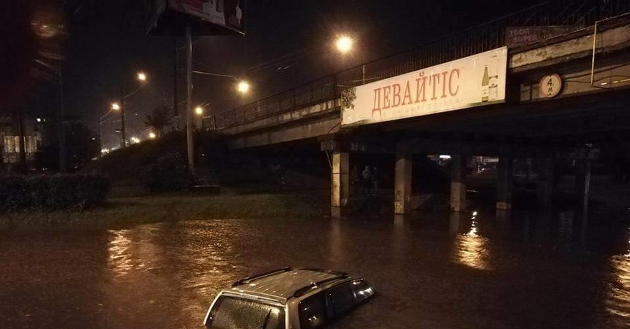 Ивано-Франковск затопило сильнейшим ливнем с градом