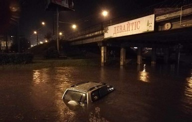 Ивано-Франковск затопило сильнейшим ливнем с градом