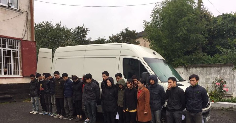Во Львовской области задержали микроавтобус с 20 нелегалами из Вьетнама