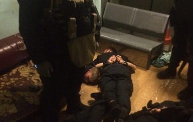В Киеве задержали пятерых патрульных, которые грабили посетителей вокзала 