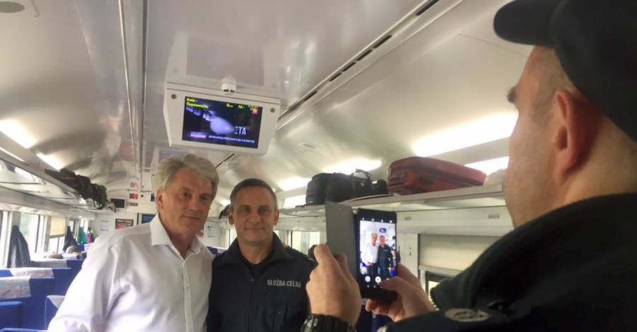 Ющенко в польском поезде притворился, что он - не экс-президент