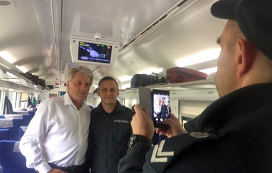 Ющенко в польском поезде притворился, что он - не экс-президент