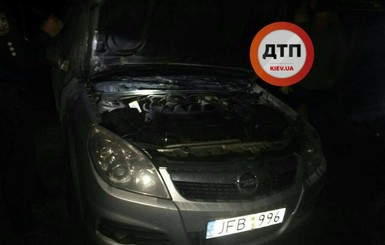Ночью в Киеве неизвестные подожгли два автомобиля с еврономерами 