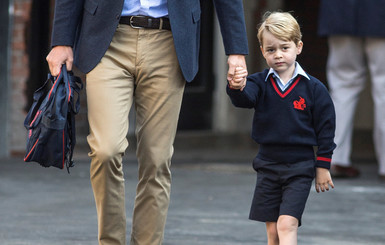 Одет с иголочки: новые снимки принца Джорджа в первый школьный день