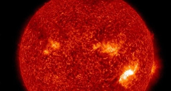 На Солнце произошла мощная вспышка, а на Земле магнитная буря четвертого уровня 