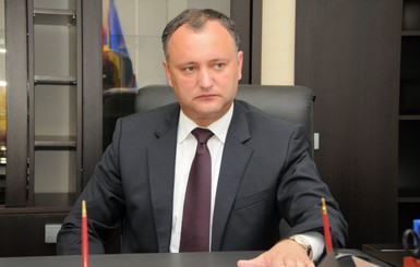 Додон потребовал уволить главу Минобороны Молдовы из-за отправки военных в Украину