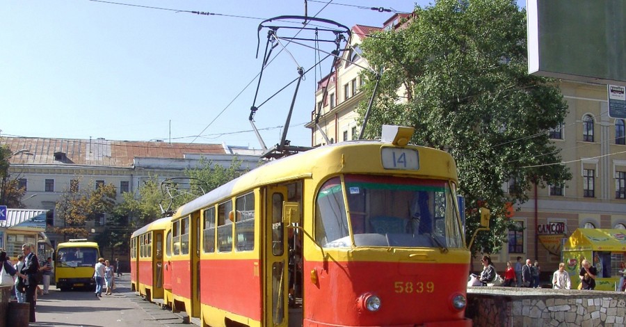 В Киеве водитель припарковал джип на трамвайных линиях, остановив движение на Подоле 