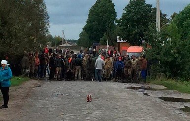 Добытчики янтаря подрались с полицией в Ровенской области