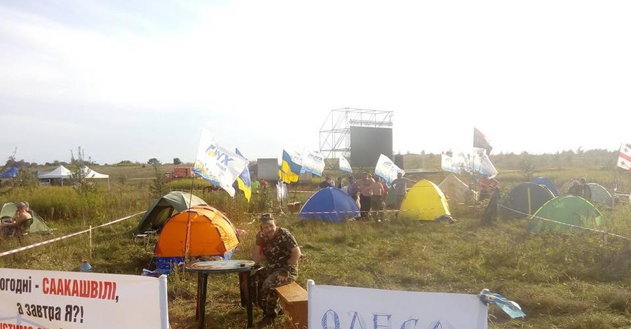 Как выглядит палаточный лагерь встречающих Саакашвили