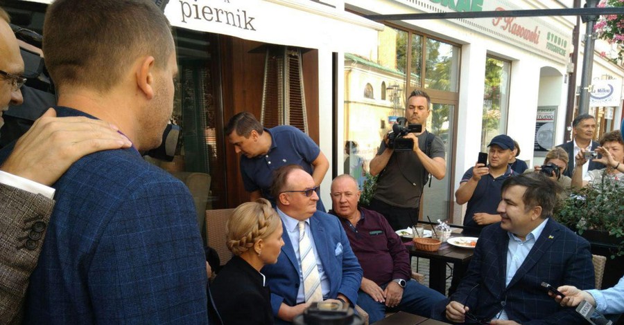 Саакашвили выехал в Украину с женой, сыном и Тимошенко