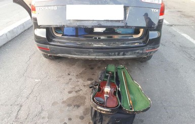 Украинец пытался вывезти за границу старинную скрипку