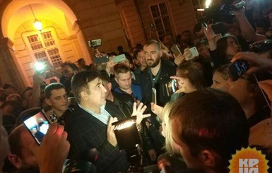 Саакашвили таки успевает выпить кофе во Львове: политик уже на площади Рынок